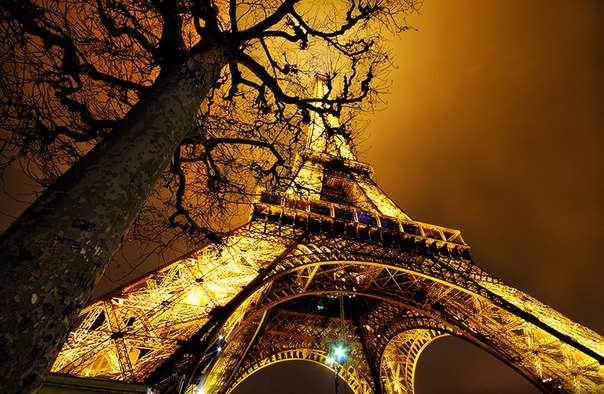 Эйфелева башня — самая узнаваемая архитектурная достопримечательность Парижа, всемирно известная как символ Франции.