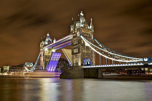 Тауэрский мост — разводной мост в центре Лондона над рекой Темзой, недалеко от Лондонского Тауэра.