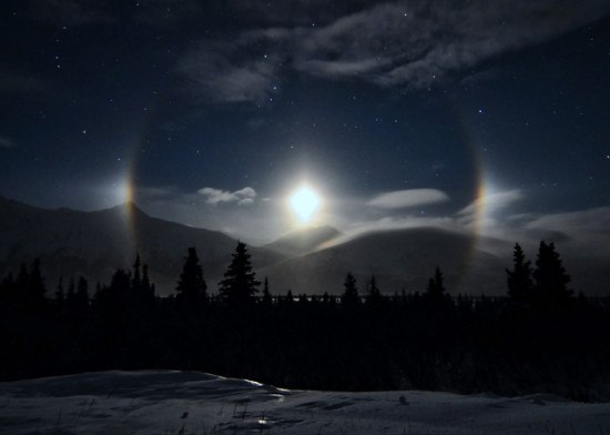 «Moondog» — гало вокруг Луны, вызванное отражением лунного света от кристаллов льда в верхних слоях атмосферы.