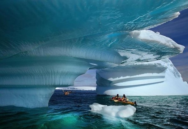 Айсберг у побережья, Аляска, США.