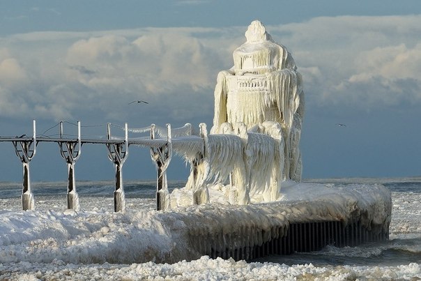 Зимнее побережье озера Мичиган, США.