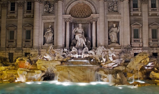 Фонтан Треви — самый крупный фонтан Рима.