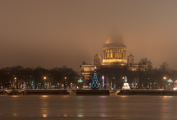 Исаакиевский собор  — крупнейший православный храм Санкт-Петербурга.