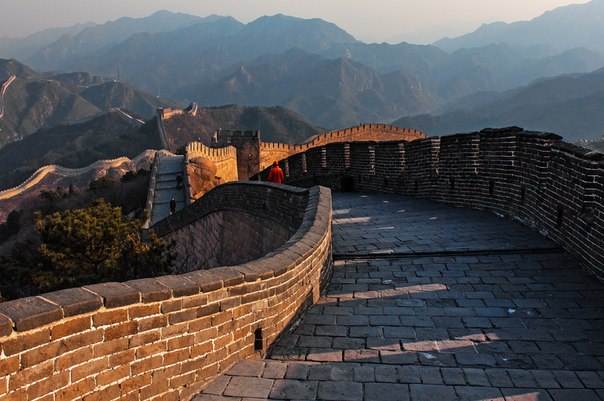 Великая китайская стена — крупнейший памятник архитектуры. Проходит по северному Китаю на протяжении 8851,8 км, а на участке Бадалин проходит в непосредственной близости от Пекина.