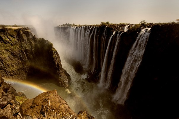 Виктрия — водопад на реке Замбези в Южной Африке. Расположен на границе Замбии и Зимбабве.