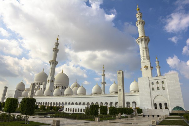Мечеть шейха Зайда — одна из шести самых больших мечетей в мире.Расположена в Абу-Даби, столице Объединенных Арабских Эмиратов. Названа в честь шейха Зайда ибн Султана ан-Нахайяна — основателя и первого президента Объединенных Арабских Эмиратов.
