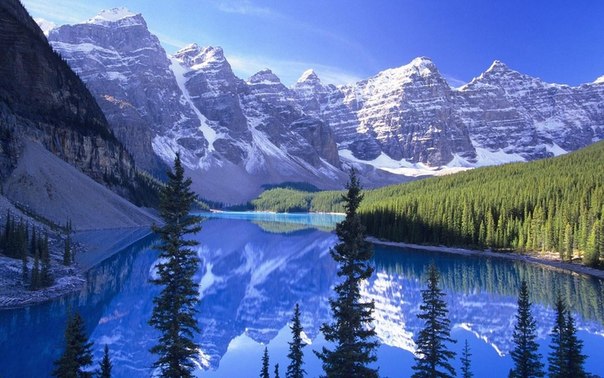 Морейн — ледниковое озеро в Национальном парке Банф, Канада.