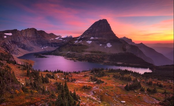 Национальный парк Глейшер расположен в американском штате Монтана, на границе с канадской провинцией Альберта и Британская Колумбия.