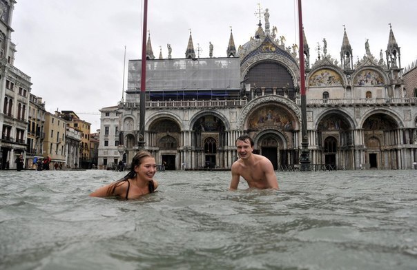 Сезонное наводнение в Венеции.