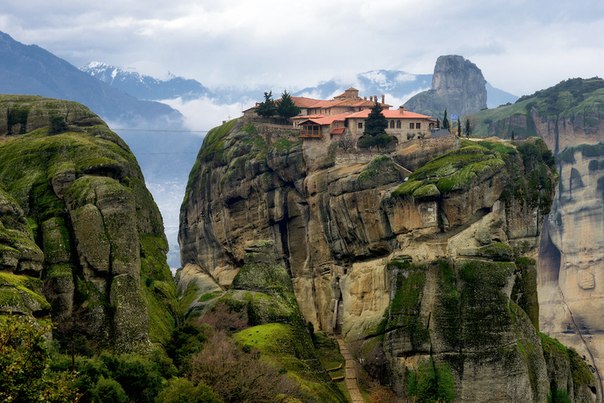 Монастыри Метеоры расположены в горах Фессалии на севере Греции.