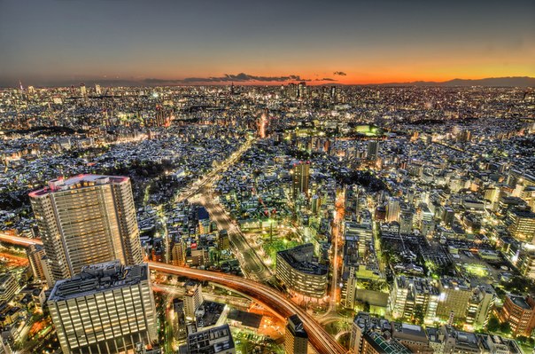 Огни ночного Токио, Япония.