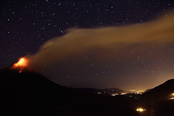 Извержение вулкана Тунгурауа в Эквадорских Андах. Фото сделаны в конце августа 2012 года.