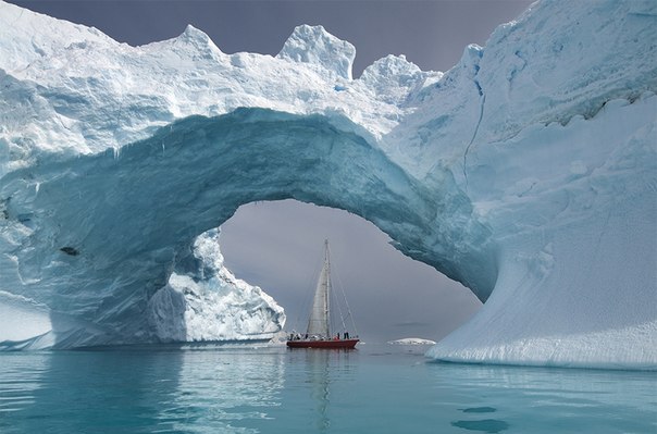 Айсберг в водах Антарктики.