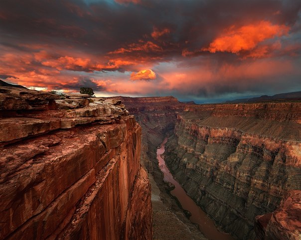 Гранд-Каньон — один из глубочайших каньонов в мире, Аризона, США.
