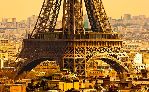 Эйфелева башня — самая узнаваемая архитектурная достопримечательность Парижа.