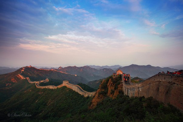 Великая Китайская стена — крупнейший памятник архитектуры. Проходит по северному Китаю на протяжении 8851,8 км