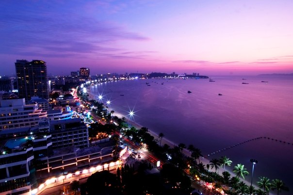 Патта́йя — курортный город на юго-востоке Таиланда. Расположен на восточном побережье Сиамского залива, примерно в 165 км к юго-востоку от Бангкока.