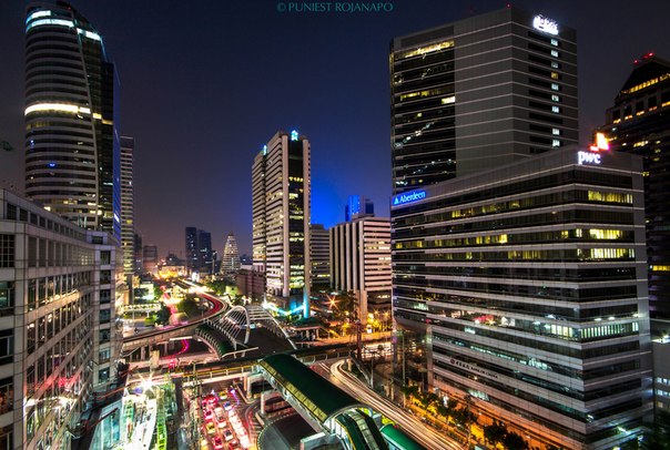 Бангкок  — столица и самый крупный город Таиланда с населением 15 млн человек.