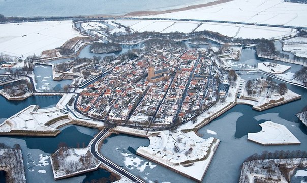 Наарден - город-крепость в виде звезды, Нидерланды.