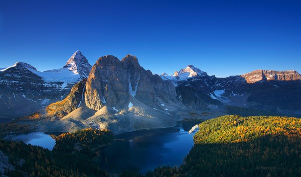 Канадские Скалистые горы — горный массив на западе Канады, являющийся частью Тихоокеанских Кордильер.