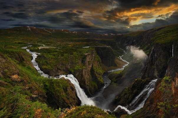 Водопад в горах, Норвегия.