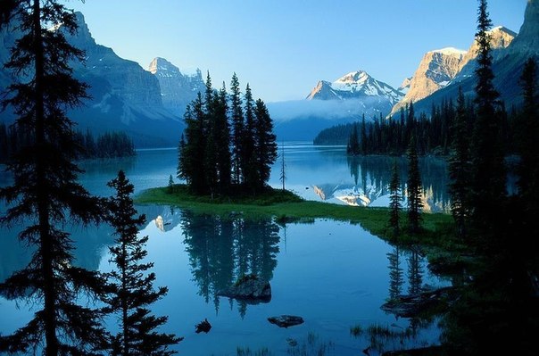 Озеро Малайн в национальном парке Джаспер, Канада.