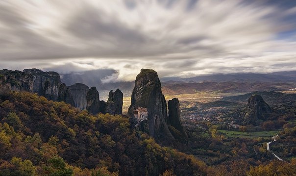 Метеоры — один из крупнейших монастырских комплексов в Греции, прославленный, прежде всего, своим уникальным расположением на вершинах скал.