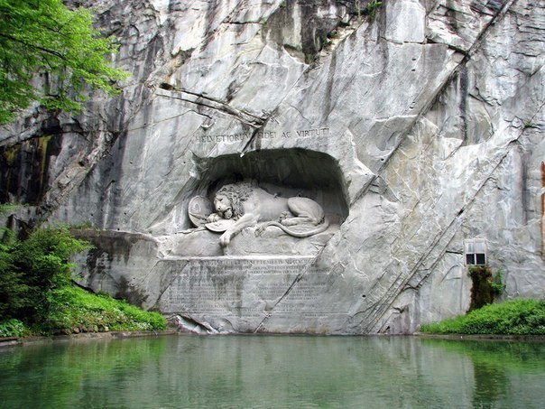 Знаменитый во всём мире памятник Люцерна, Швейцария — Умирающий лев. Он был высечен в скале в память швейцарцев, героически павших в 1792 году в битве при Тюильри. Американский писатель Марк Твен назвал эту скульптуру самым печальным и трогательным изваянием из камня.