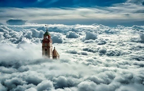 Колокольня в облаках, Испания.