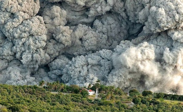 Извержение вулкана на Карибах...