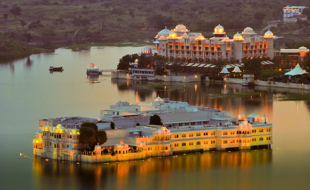 Озёрный дворец на озере Пичола, Удайпур, Индия