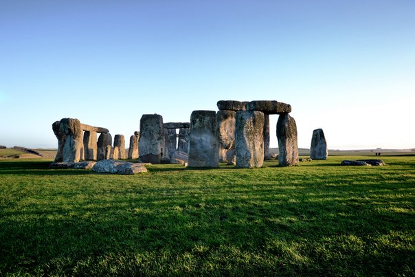 Стоунхендж — внесённое в список Всемирного наследия каменное мегалитическое сооружение в графстве Уилтшир, Великобритания.