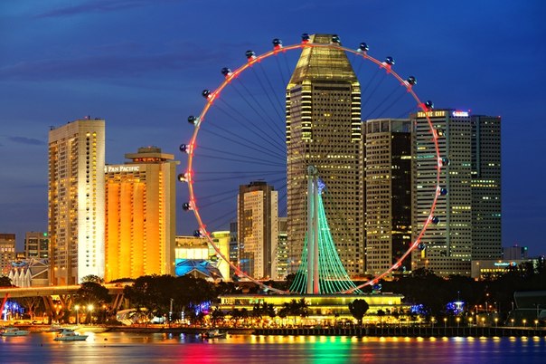 Singapore Flyer — гигантское колесо обозрения, находящееся в Сингапуре, построенное в 2005—2008 годах. Оно достигает высоты 42-этажного дома, имея общую высоту в 165 метров, что делает его самым высоким колесом обозрения в мире.