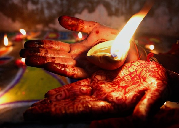Пакистанская девочка держит свечу в ладонях во время празднования «Дивали», Карачи, провинция Синд, Пакистан. «Дивали» — традиционный огненный фестиваль, один из самых красивых и масштабных в мире.