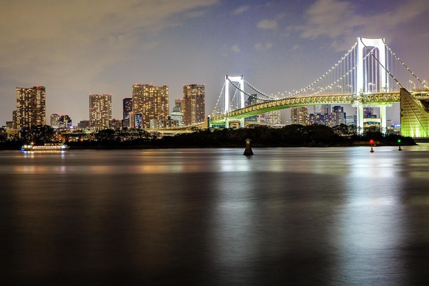 Одайба — крупный искусственный остров в Токийском заливе, соединенный Радужным мостом с центром Токио. Япония