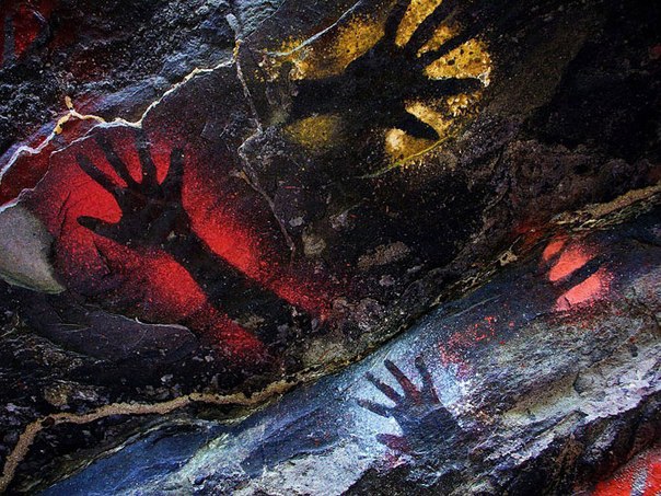 Пещерные отпечатки. Несколько поколений людей, живших в регионе Сепик, оставляли на стенах пещер отпечатки рук, раскрашенных краской на основе глины.