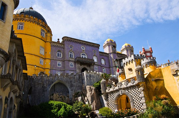Дворец Пена (Palácio Nacional da Pena) — дворец в Португалии, находится на высокой скале над Синтрой и отличается фантастическим псевдосредневековым стилем.