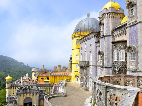 Дворец Пена (Palácio Nacional da Pena) — дворец в Португалии, находится на высокой скале над Синтрой и отличается фантастическим псевдосредневековым стилем.