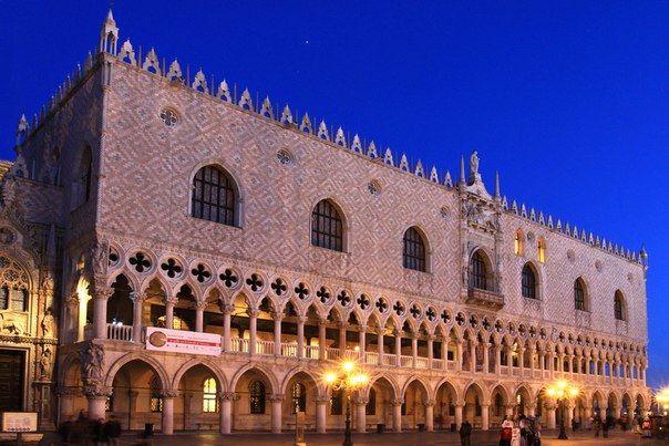 Дворец дожей в Венеции — памятник итальянской готической архитектуры.