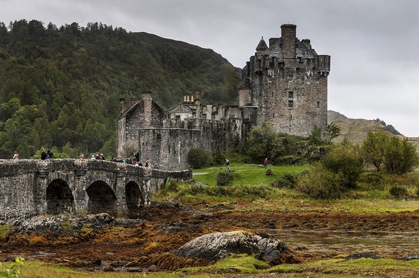 Эйлен-Донан — замок, расположенный на скалистом острове, лежащем во фьорде Лох-Дуйх в Шотландии.