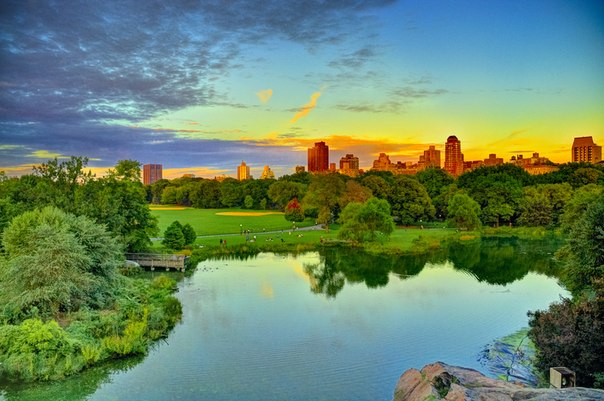 Центральный парк в Нью-Йорке является одним из крупнейших и известнейших парков в мире. Парк расположен на острове Манхэттен между 59-й и 110-й улицей и Пятой и Восьмой авеню и таким образом имеет прямоугольную форму.
