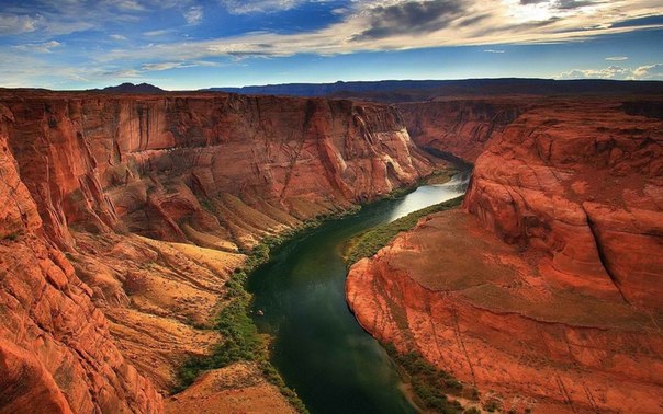 Гранд-Каньон — один из глубочайших каньонов в мире. Находится на плато Колорадо, штат Аризона, США.