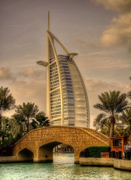 Бурдж аль-Араб  — роскошный отель в Дубае, самом крупном городе Объединённых Арабских Эмиратов.