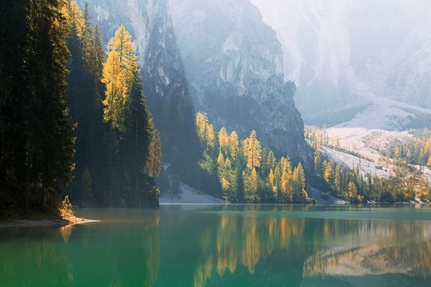 Озеро в Доломитовых Альпах, Италия.