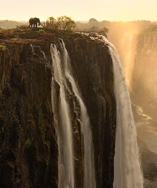 Виктория — водопад на реке Замбези в Южной Африке.