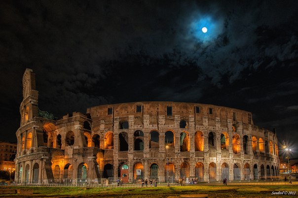 Колизей — амфитеатр, одна из самых больших арен, памятник архитектуры Древнего Рима.