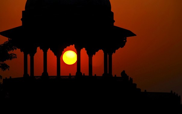 А́гра — город на севере Индии, в штате Уттар-Прадеш. С 1528 по 1658 был столицей империи Моголов. Ныне является одним из крупнейших туристических центров Индии — благодаря сооружениям эпохи империи Моголов и, в частности, Тадж-Махалу.