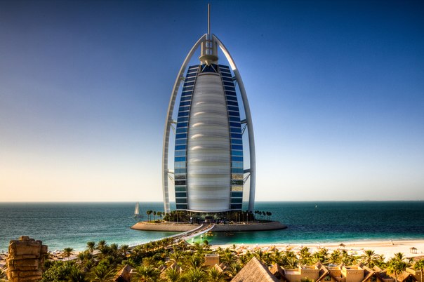 Бурдж аль-Араб — роскошный отель в Дубае, самом крупном городе Объединённых Арабских Эмиратов.