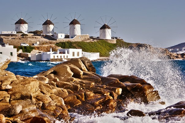 Миконос — один из островов Кикладского архипелага, расположен в центральной части бассейна Эгейского моря.