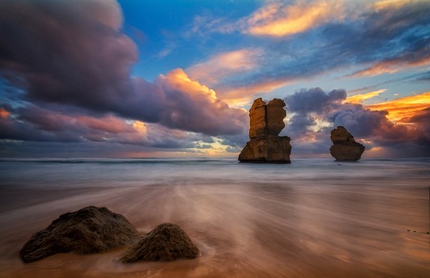 Двенадцать апостолов   — группа известняковых скал в океане возле побережья в Национальном парке Порт-Кемпбелл, Австралия.
